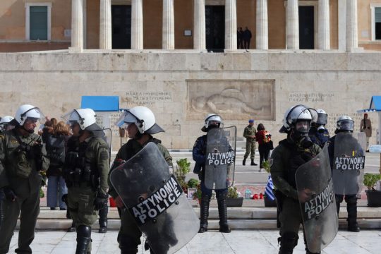 Σε αστυνομικό κλοιό το μνημείο του Αγνωστου Στρατιώτη κατά το χθεσινό φοιτητικό συλλαλητήριο.